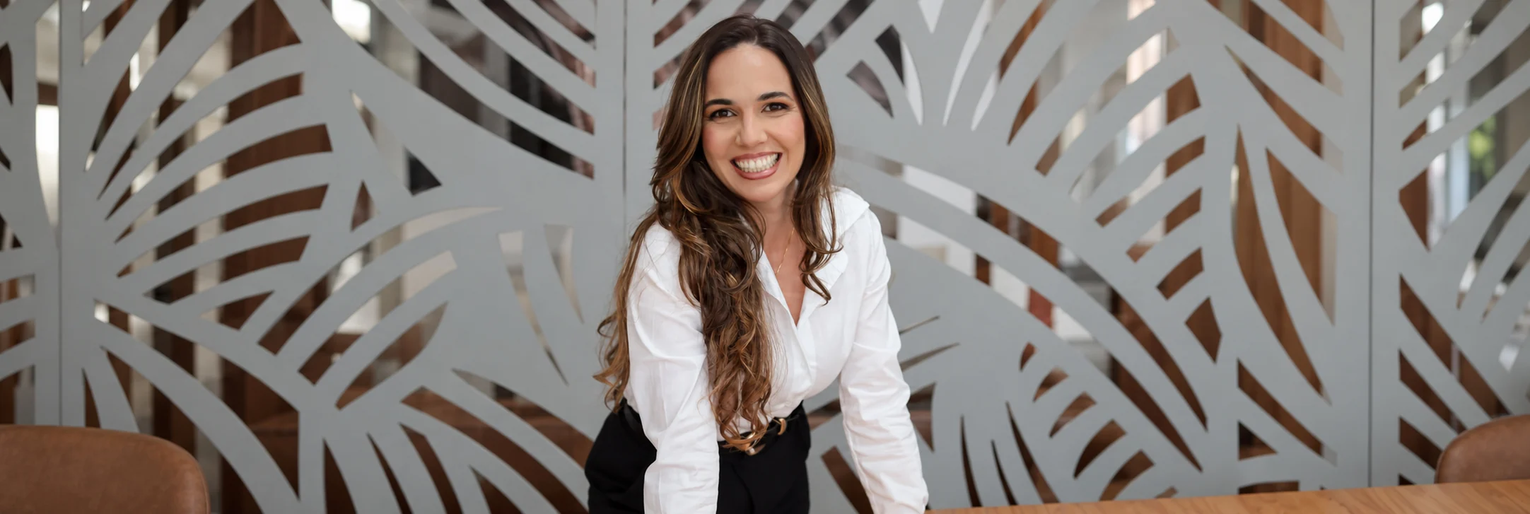 Retrato de Marília Miranda com extensão de cenário por inteligência artificial